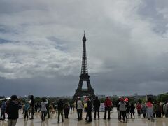 ブルージュから４時間程のドライブでパリへ到着。

市内観光で唯一下車したエッフェル塔です。

初めてのパリ〜なのに、病院に行く事になるとは^^;

次の旅行記は海外旅行保険の話？!
今まで殆ど知らなかった海外保険。
次は私の体験談をちょっと…。。。

春のベルギー・オランダ・パリの街角♪
ブリュージュ編にご訪問をいただきまして有難うございました。