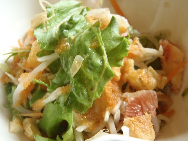 サラダ<br />イチジクも入ってます。