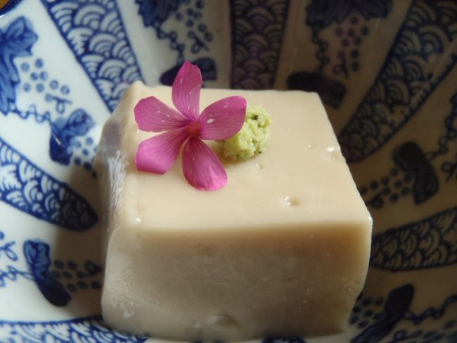 胡麻豆腐にはお醤油をかけていただきました。