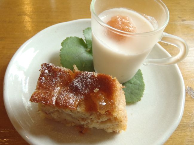 デザート<br />パンナコッタのような物の上にはイチジクジャムがかかっているのかな。中にも果肉が入っていたけれど何かは分かんない。<br />その隣はリンゴのケーキ