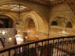 今日も早起き！
6時に起きました。

昨日の夜、またスーパーで買って来たヨーグルトとワッフルで朝食。
実は昨夜、お湯を頼んだら電気ケトルとカップを持って来てくれました〜\(^o^)／
頼めばケトルが借りられるのね♪

お陰で朝から美味しい紅茶が飲めました。

出かける時、お部屋からロビーまで階段で降りてみた。
2階からは美しい天井が間近かに見られて美しかった☆
手すりの細工も繊細で素敵。