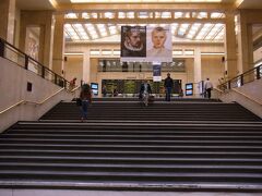 国鉄のブリュッセル中央駅に出ました〜。

今日はレイルパスを使うより切符を買った方が安いので、窓口で切符を買います。

電車の時間は調べてあったけど、念の為窓口で確認。
その前にもディナンに行く電車があるらしい。
7：47発だと言うので猛ダッシュ！


