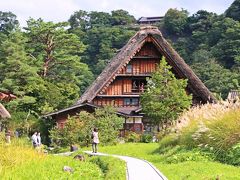 和田家を田んぼの真ん中から眺めてみる。

名主の家であっただけあり、そのどっしりとした佇まいは風格がある。

