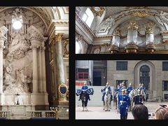 2日目は、スウェーデンの王宮(Kungliga slottet)からスタート。17世紀に一度焼け落ちたそうで、この建物はデンマークの王宮に比べ、大きく近代的です。建物が大きい上に、いろいろな場所を公開しているので、全部見ると4時間はかかるそうです。４ヵ所に区切ってあるうち、私は早足で３ヶ所、２時間かかりました。
運よく衛兵の交代の場面に出くわしましたが、場所取りをしないと見えないくらいの人だかりでした。