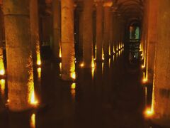 地下宮殿（Basilica Cistern）

貯水槽は長さ138m・幅65mの長方形の空間、高さ9m、1列12本で28列、合計336本の大理石円柱を備えている（Wikipedia)

貯水池とされているもののこれらの大理石の石柱などの荘厳さから地下宮殿といわれるようになったとか。ただ、その柱は統一性がなく、彫刻や形などもバラバラ。
これらはあちこちからの寄せ集めの柱とも言われているそう。

そして貯水池奥にはメドゥーサの頭が土台に使われた柱が二本。
そのメドゥーサはひとつは横向き、もうひとつは逆さ・・・
見たものを石に変える力があるメドゥーサの力を封じ込めるためという説や、ただ単純に柱の高さが合わず土台として調節に使っただの、諸説あるようだが、真相は謎のまま・・・
