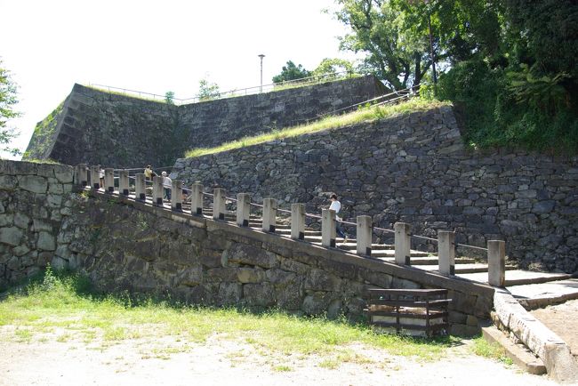 岡中門を過ぎると広くなり、左側に天守閣への坂道「表坂」が現れます。<br />