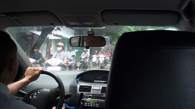 ハノイと言えばハロン湾しが思い浮かばず、現地旅行会社TNK&amp;APTトラベルのハロン湾クルーズ・日帰りツアーを７７ＵＳＤで予約したところ、ギャラクシーは遠方なので送迎出来ないと言われ、集合場所のHanoi Royal Palaceへタクシーで向かいます。<br />TNK&amp;APTトラベルからギャラクシーは近いので何処を基準にしているのでしょうか、以前は送迎対象だったようです。