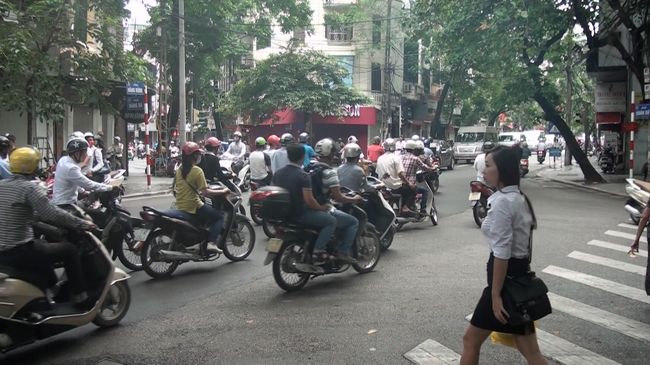 集合時間より、かなり早く着いたので、渋滞を観光します。<br />綺麗な<br />素敵なお嬢さんが道路を渡ろうとしているので、学習する事に。