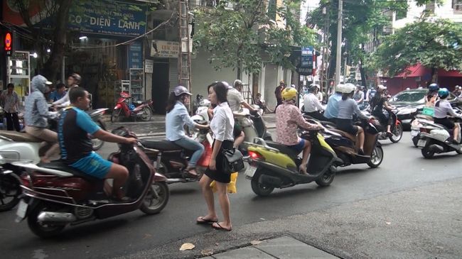 走ってくるバイクや、車のドライバーに、目線を合わせているようです。