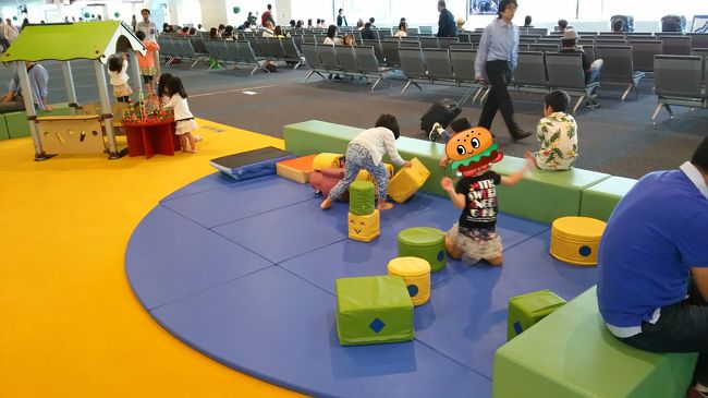 朝、７時５０分発の飛行機なので４時半起床。<br />京急線までタクシーで移動し、そこから電車で移動。<br /><br />待ち時間の間次女はキッズスペースで元気いっぱい