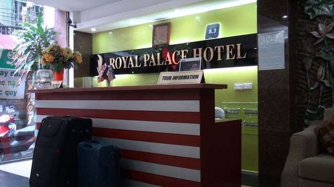 外は暑いのでホテルの中へ<br />間口の狭い怪しげなホテルです。<br />このレセプションらしい所の横にソファーがあり、その先にテーブルが４つあって、そこがレストラン？超ディープです