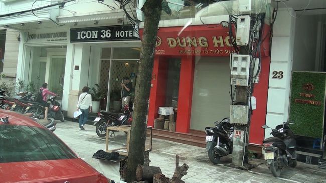 ガイドさんが迎えにきて出発。<br />途中のホテルで止まり、ツアー客をピックアップしながら１時間位市内を回ります。<br />ハノイは、この様な間口が狭いホテルが多いんですね。<br />最後は、高級ホテルのヒルトン・オペラ<br />航空機も含んだツアーだと金額が違うので回る順番があるんでしょうが、<br />現地ツアーで同じ金額払っているのに納得いきませんね。