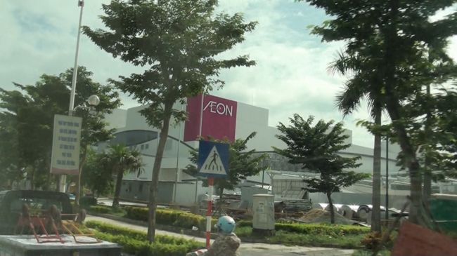 建設途中の巨大ショッピングモール<br />ハノイはスーパーが少ないとか。<br />市場で、その日食べるだけ食品を買うそうで、生きた鳥一羽とか。<br />冷蔵庫は、子供のアイスしか入っていないとか言っていました。