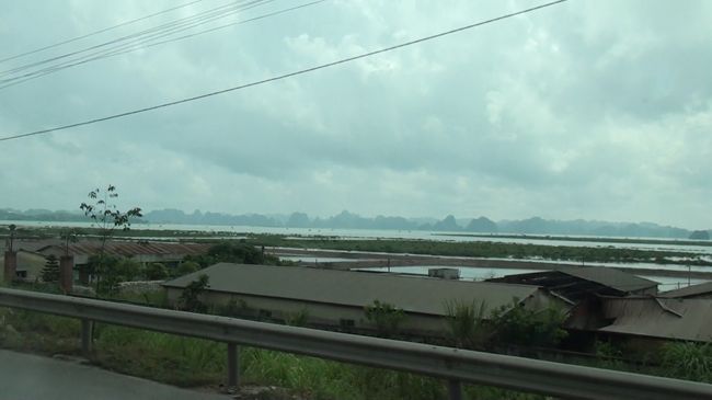 途中お土産屋でトイレを借りたり、居眠りすること４時間。<br />ハロンが見えてきました。