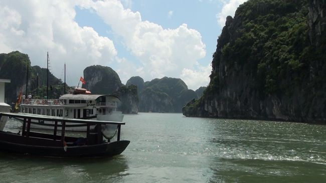 食事が終わる頃、小舟に乗り換える所に近づいたようです。