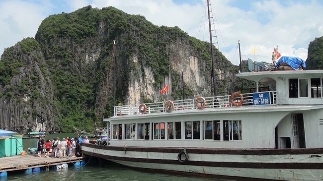 ここで小舟に乗り換えます。<br />オプションで140,000ドン（７００円）または、７ＵＳＤ<br />