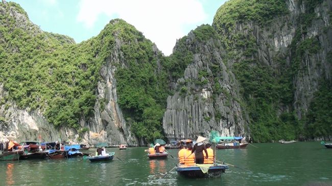 ぞろぞろと小舟で洞窟へ
