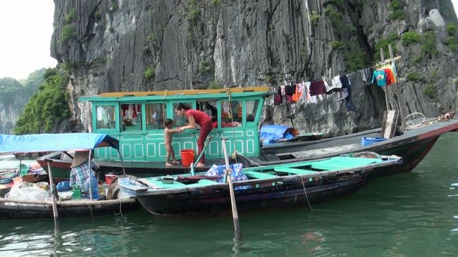 子供の体をお母さんが洗っています。<br />生活排水は、当然私たちが船で食べた、お魚のお腹に入っていったのでしょうね。