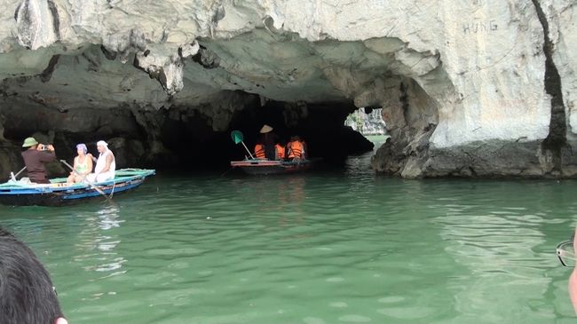 他の船頭さんは、写真を撮ってくれたりしますが