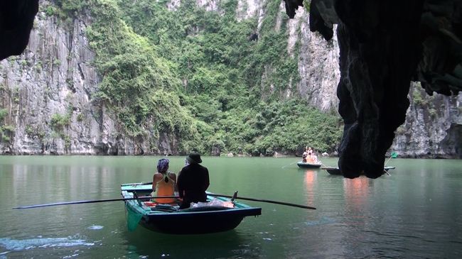 うちの船頭さんは、わざと他の船にぶつけたり、櫓でカヤックを抑え動けなくしたり、乱暴なので、誰もチップをあげませんでした。