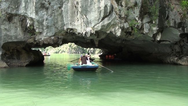 元に戻って、別の洞窟もくぐります