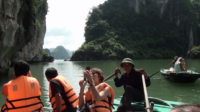 こちらは海とつながっていて<br />向こうの船頭さんが笑ってくれています。