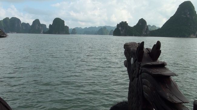 船に戻り、鍾乳洞へ<br />舳先のドラゴンがグッドです。<br /><br />