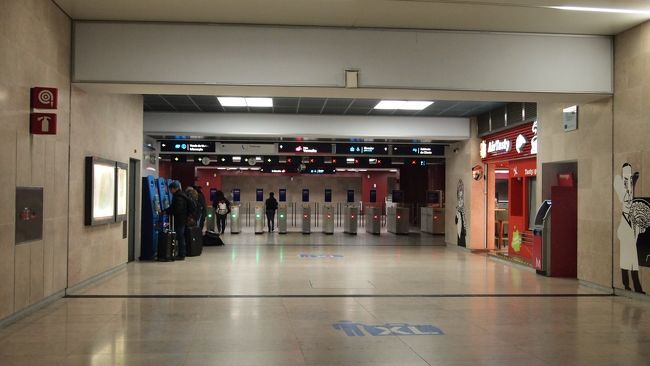 メトロで中心地に向かいます。<br />空港からメトロへの導線も分かりやすくて◎。<br />一般的な欧州の街って感じです。