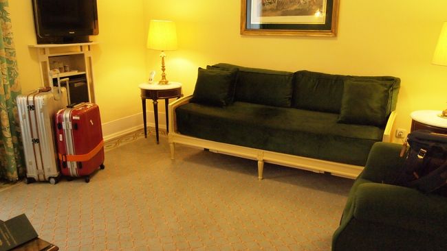 なんとなんと！ジュニアスイートに無料でアップグレードしてもらえました。<br />こちらはリビングルーム。