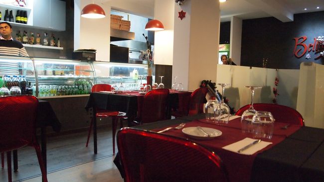 とりあえずランチを。<br />ホテルを出たらものすごい台風みたいな雨が降ってきてしまったので、<br />すぐそばのレストランに適当に入りました。<br />（傘を持っていなかった我々、ホテルを出るときに貸してもらえました）