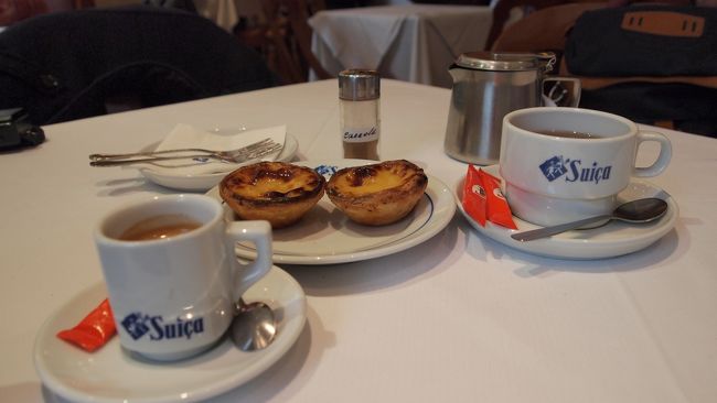 まだ雨が止まないので、ロシオ広場のスイッサでお茶。<br />ポルトガルと言ったらこれを食べなきゃ始まらないでしょ！エッグタルト！<br />マカオで食べたのとそんなに味変わらないのね。。。そりゃそうか。<br /><br />スペインもそうだったけど物価（食べ物）が安くて良い感じ。<br />胃さえ無事ならお茶じゃなくて昼間からビールを煽りたいところでした。