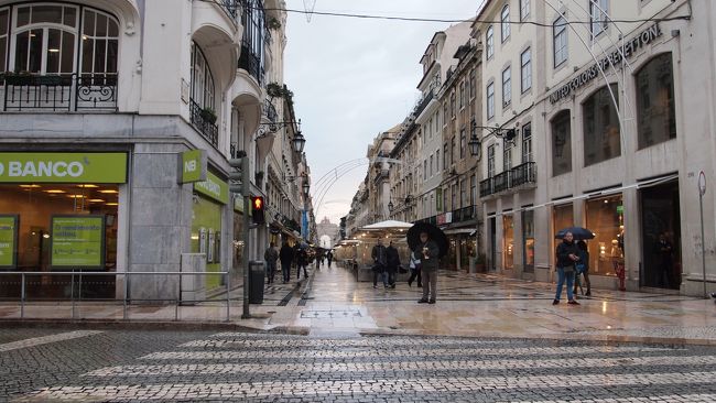 お茶をしてたら奇跡的に雨が止んだぞ！<br />というわけで、とりあえずロシオ広場からオウロ通りをまっすぐ歩いてコメルシオ広場を目指す。