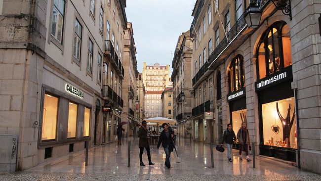 オウロ通りは両サイドにいろいろなお店があって買い物通りになっています。<br />ブランド店っていうよりはもうちょっと手頃な価格のものが並んでいますが、グローバルブランドのお店が中心なので、ここで買わなくても…って気持ちになる。