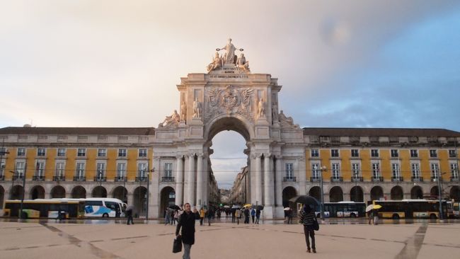着いた！コルメシオ広場です。どんどん青空が広がってきた！夕方だけど。