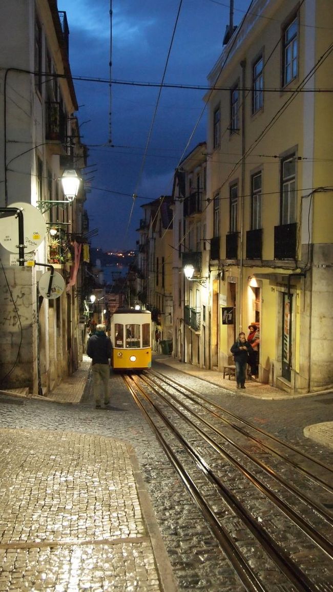 これぞリスボン！って風景。<br />ビカのケーブルカーです。<br />濡れた石畳と薄暗い街灯がフォトジェニック！