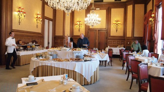 さ、今日はいよいよユーラシア大陸最西端の地、ロカ岬へ向かう日。<br />まずは朝食ビュッフェで腹ごしらえと行きましょう。