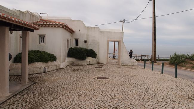 ロカ岬到着！30分くらいです。<br />とにかくバスの本数が少ないので、<br />時刻表で帰りのバスの時間をチェックしておいた方が良いです。<br />1時間に1本くらいしかなかった気がします。<br /><br />シントラ〜ロカ岬〜カスカイス　と巡回しているバスなので、<br />行きと逆ルートでシントラ行きに乗っても良いし<br />ちょうど良い時間がなければカスカイス行きに乗っても良いです。<br />カスカイスからもリスボンには電車ですぐ帰れます。