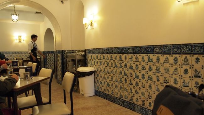 なんか内装のタイルがトイレみたい…。