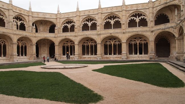 この回廊は有名ですね。<br /><br />さ、修道院を後にして町歩きに戻ります。<br />昨日は街の西側を散策したので、今日は東側に行く予定。