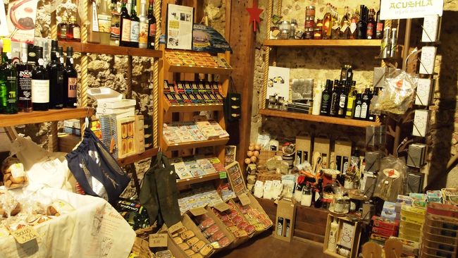 途中でこんなお土産屋さんが！<br />家族と友人へのお土産はほとんどここで買いました。<br />お店も可愛いし、売ってるものもおしゃれ☆<br />残念ながら場所と店名を忘れてしまいました…。