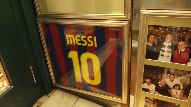 店内には有名人のサインがたくさん！<br />これはメッシのユニフォーム。（見ればわかる）