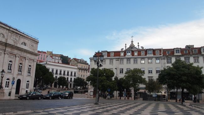 空港までホテルでタクシーを呼んでもらったので、<br />来るまでの間に近所を散策。<br />雨に濡れた石畳もいいけど、やっぱり青空が良いですね。