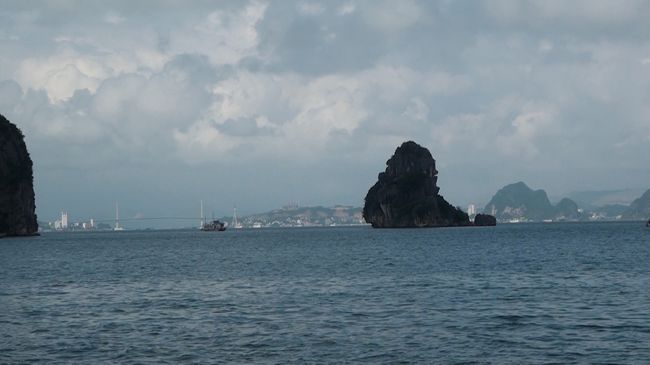 ゴリラ島とか言っていました。<br />その先にベイブリッジ？