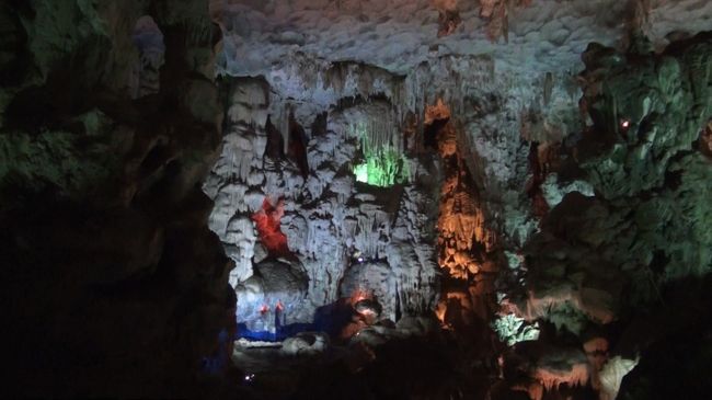 奇抜な色でライトアップしています。<br />この光余計かな。