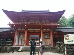 春日大社に到着

朱色が素敵。


ここからバスで駅まで戻ってホテルへ移動。