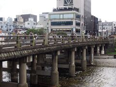 店を出れば目の前に
三条大橋。
渡りたいけど、今日は時間がないのだよ。