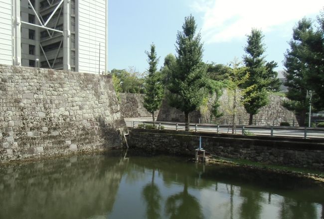 【大手御門跡】<br />（静岡県庁の南西端にある）<br />三の丸のメイン進入部の大手門。見事な石垣が残る。