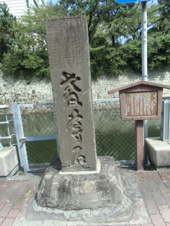 教導石（静岡市指定有形文化財）<br />　明治になり、江戸期の士農工商の階級差がなくなったため、<br />「富や知識の有無、身分の垣根を越えて<br />　互いに助け合う社会を目指す」との主旨のもと<br />　明治19年に建立された。<br /><br />　右側の面は、「尋ル方」 とされ<br />   尋ね事、知りたい事、悩み事 等を貼っておけば、<br />　左側の面の「教ル方」に 誰かが回答を貼ってくれる。<br /><br />　言うならば、明治版 知恵袋みたいなモノだな。