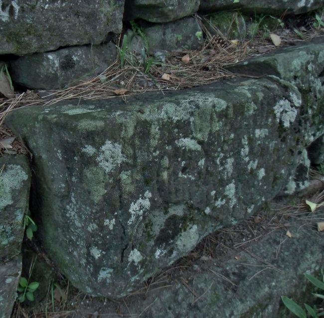 別の所には、丸い刻印。