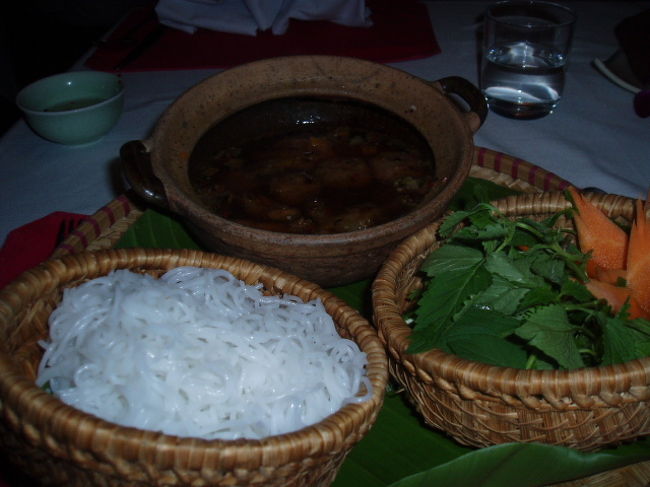夜、空港からベトビューホテルまで現地ガイドに送ってもらう。チェックイン後に夕食を食べにホテルから数軒先のエレガンスダイヤモンドホテル12階のレストランへ。ベトナム料理1食目はブンチャー。甘めの肉入り汁に米粉の麺を入れて食べる。香草大好きなので、もっと欲しかったな。味は初ブンチャーなのでこんなものかなと。あとは生春巻きなどを食べました。<br /><br />ホアンキエム湖が見えるレストランのはずだけど、暗くてよくわからなかった。<br />宿泊客と思われる欧米系の客で混んでいる店内は広くはない。ろうそくの明かりでほの暗い。<br /><br />道すがら、ベトナムの街の雰囲気に不安になる。ホテル前の道路が工事中だったせいもあるが、開発途上国はジャカルタ以来久しぶりなので。<br />ジャカルタの時は、ホテルの前がきれいに舗装された大通りで開発途上とは感じなかったのですが。<br /><br />ベトナムはバイクが多くて、信号無視なんてざら。道を渡ることがこんなに大変で難しくて、緊張するなんて、いったいこの国はどうなってるんだろう・・<br /><br /><br /><br /><br />